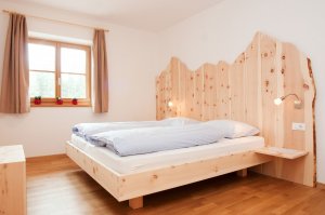 camera da letto in legno pino